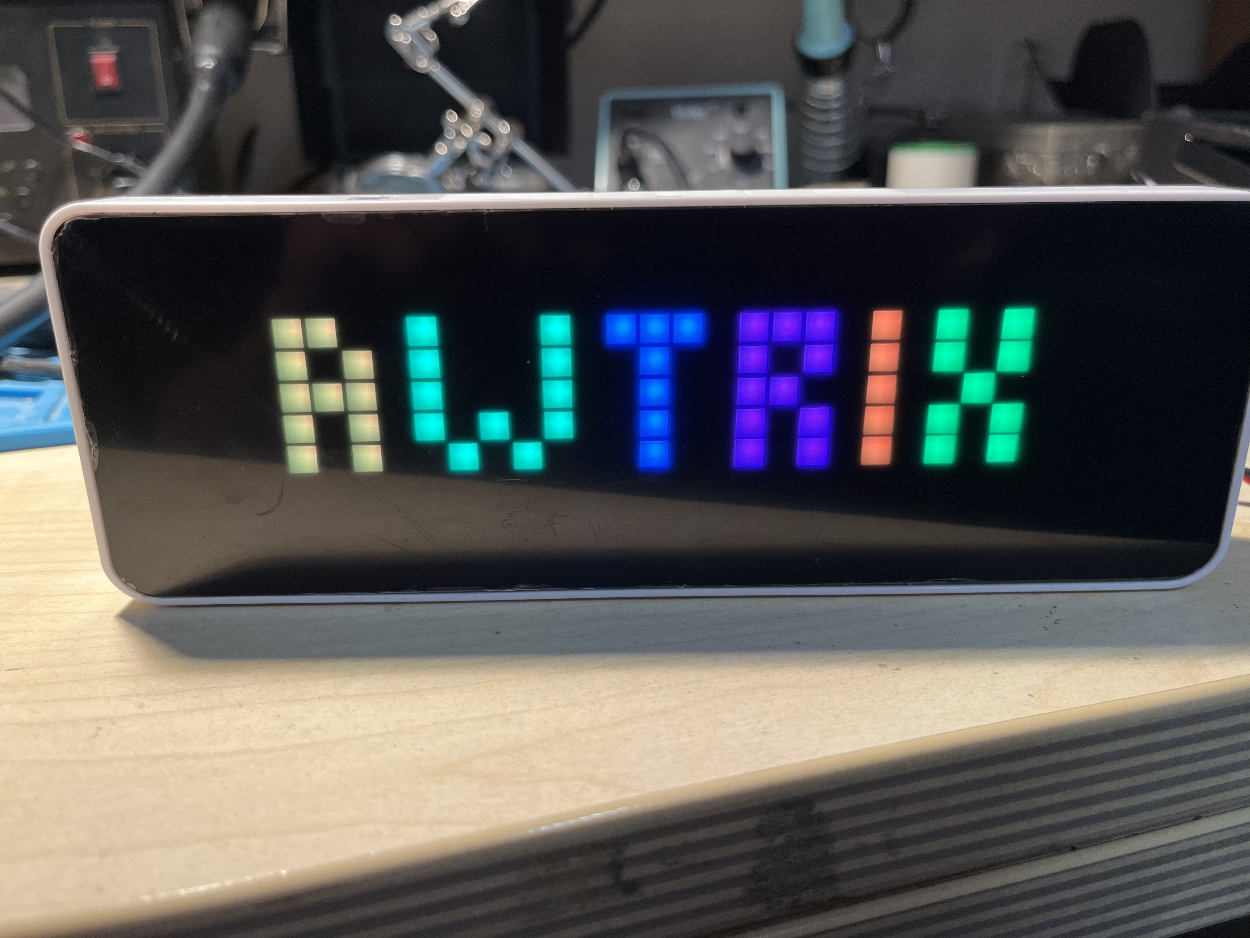 Awtrix Schriftzug beim Booten der Ulanzi TC001 Pixeluhr